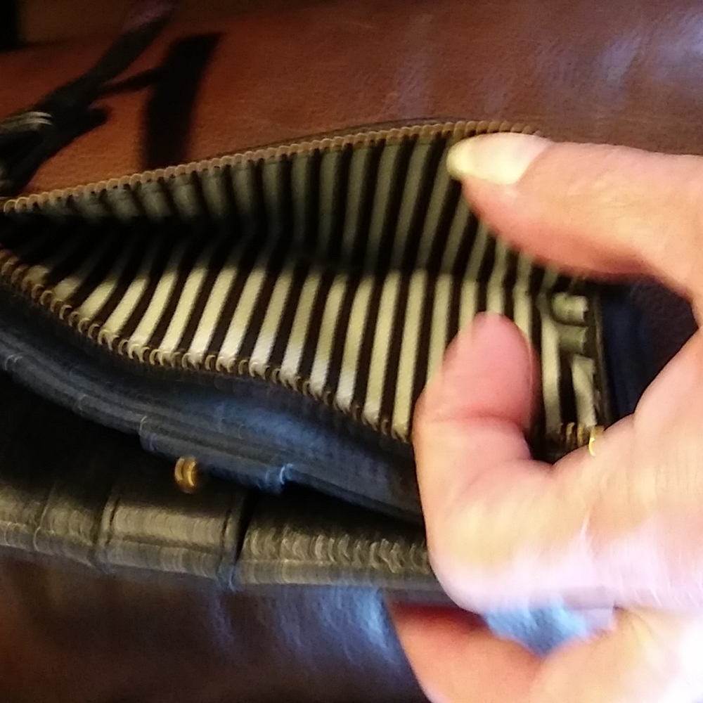 Black Leather Barrel Handbag with Wallet - Picture 12 of 13
